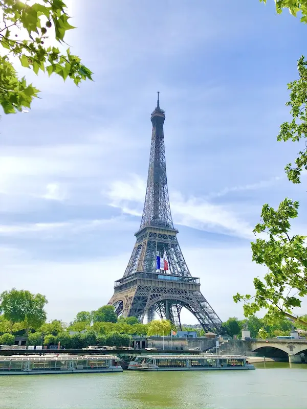 エッフェル塔とフランス国旗